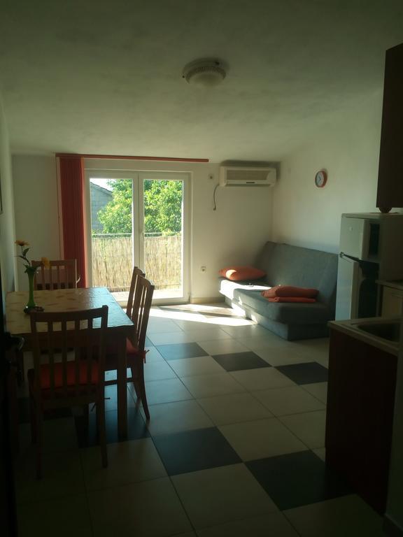 Apartmani Kapitanovic Biograd Na Moru Exterior foto